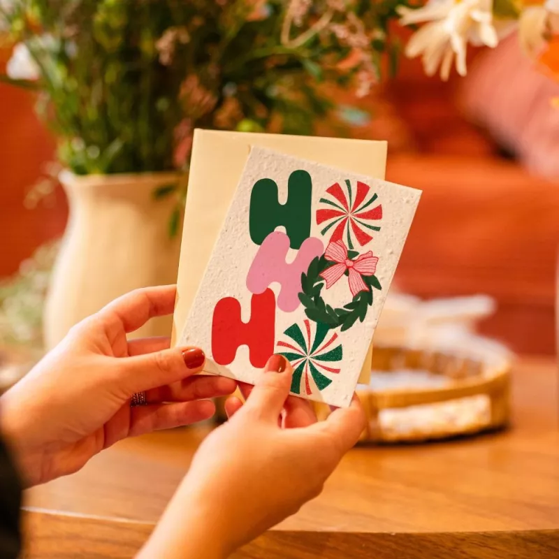 La Carte à planter 2026 « Ho Ho Ho » est une manière douce, festive et responsable de souhaiter la bonne année.