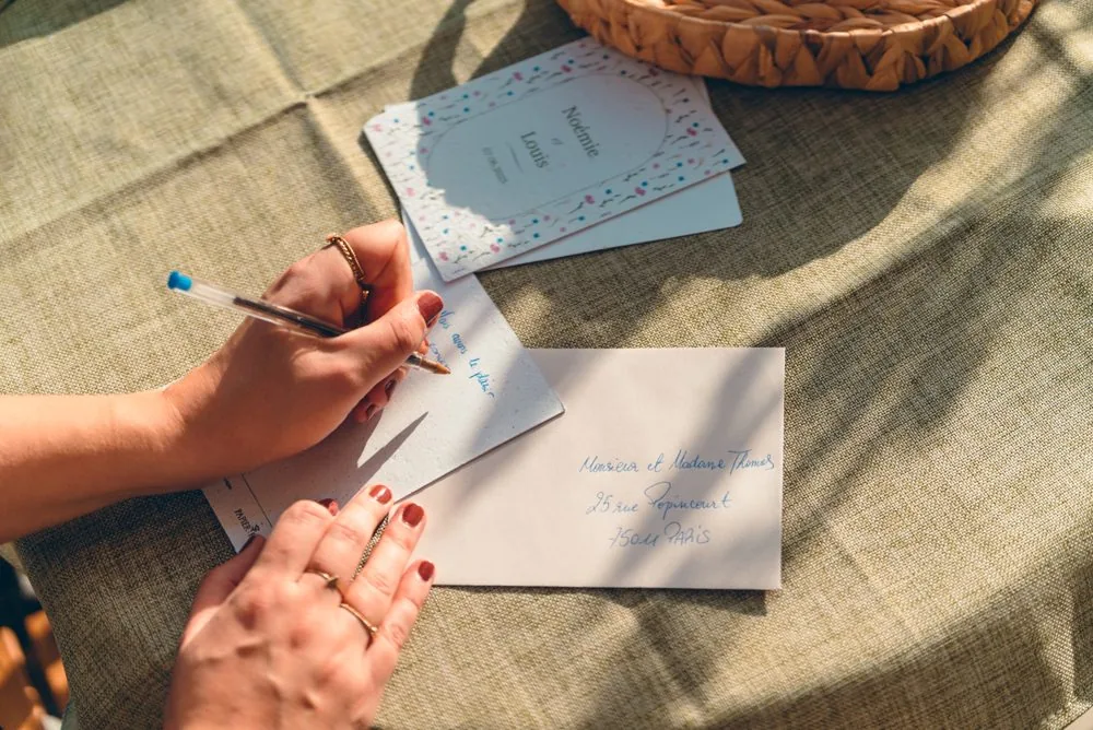Écriture d'un faire-part et d'une enveloppe en papier ensemencé
