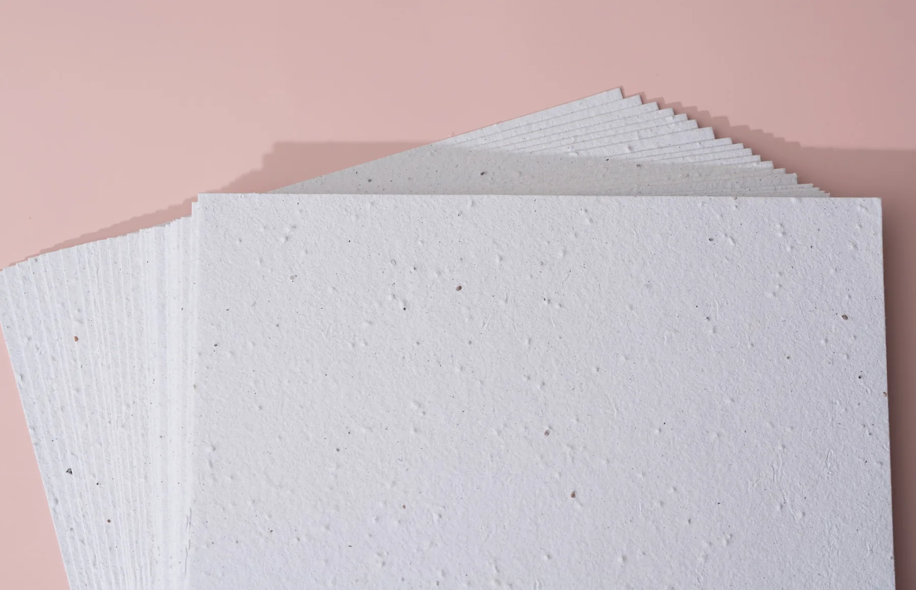 Lot de feuilles de papier ensemencé vierge, gros plan texture